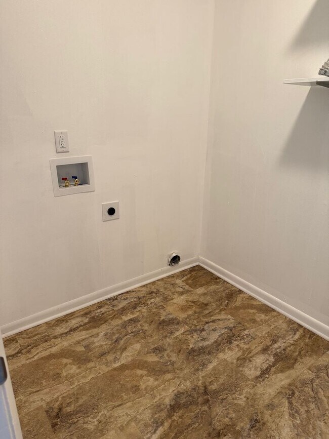 Building Photo - 104-104 N Birchwood Dr