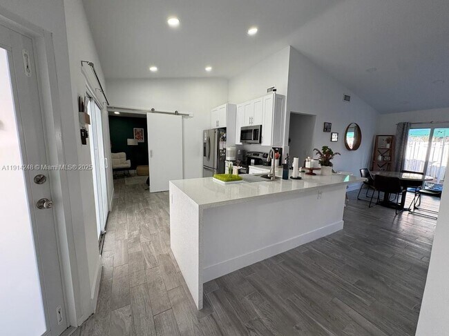 Foto del edificio - 5593 NW 102nd Pl