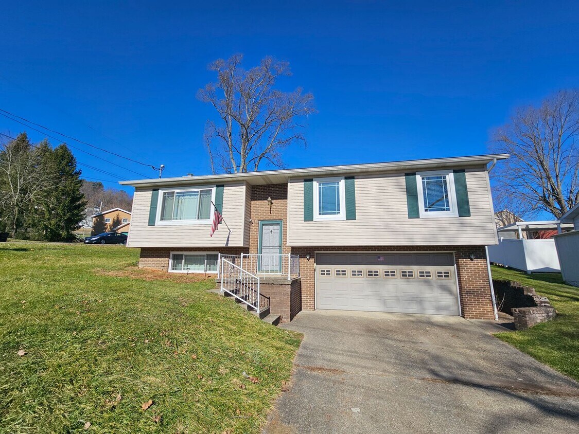 3 Bedroom, 2 Bathroom house near Sabraton House Rental in