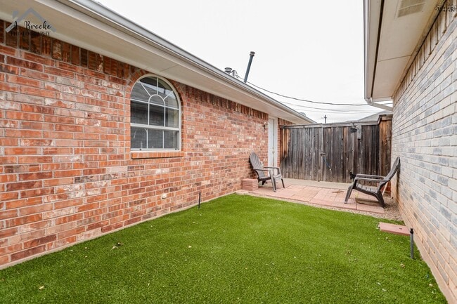 Building Photo - 3037 Cunningham Dr