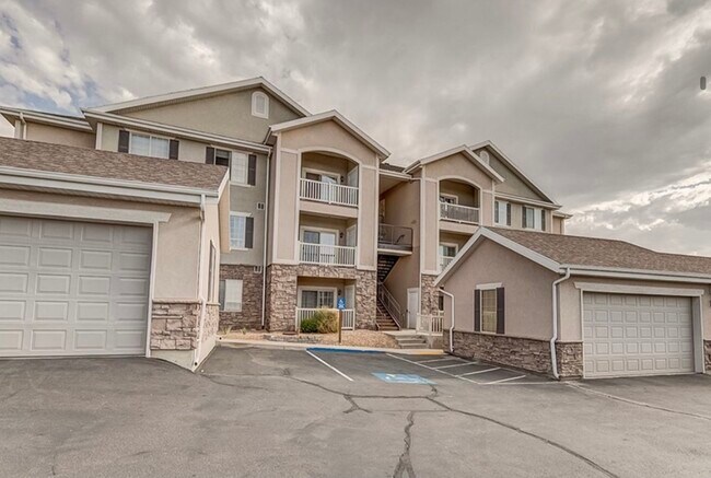 Building Photo - 108 W Spring Hill Way