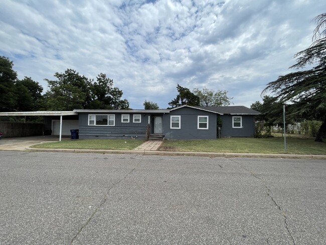 4-Bedroom, 1.5 Bath Home in NW OKC - 4-Bedroom, 1.5 Bath Home in NW OKC