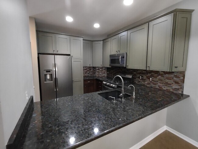 Building Photo - 5585 Woodruff Shore Dr