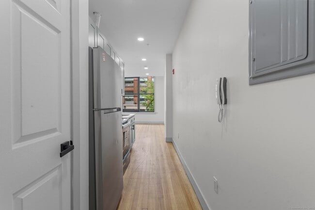 Building Photo - 111 Bank St