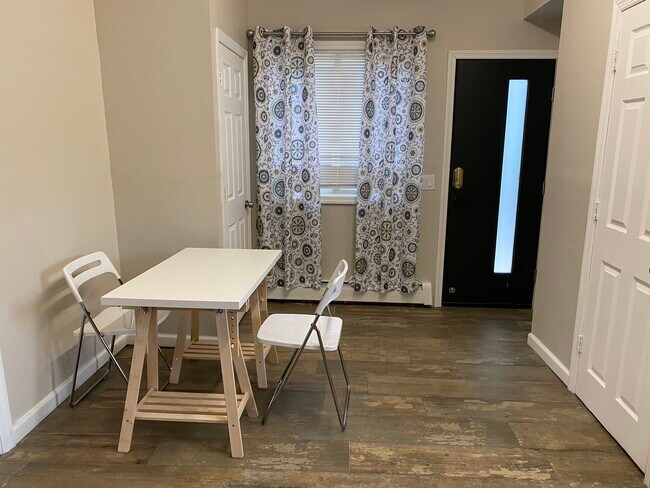 Private Entrance - 438 E Hudson St