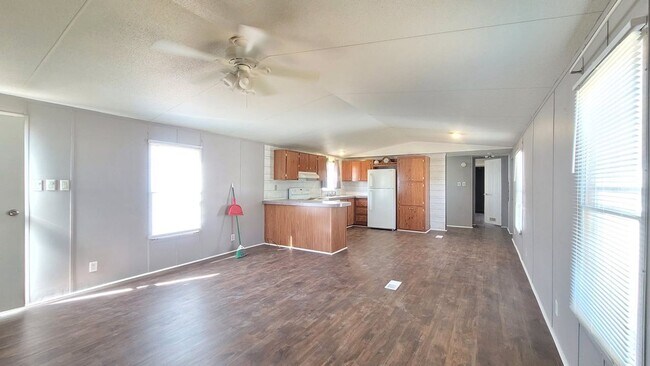 Foto del edificio - Mobile Home with a Double Carport in Comma...