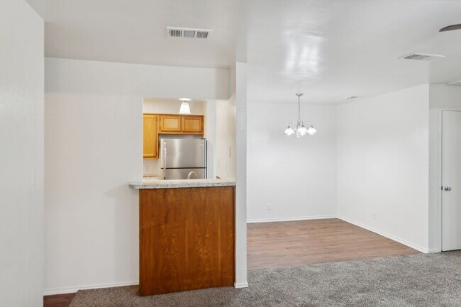 Foto del edificio - Bright and Open Three Bedroom Duplex!!!