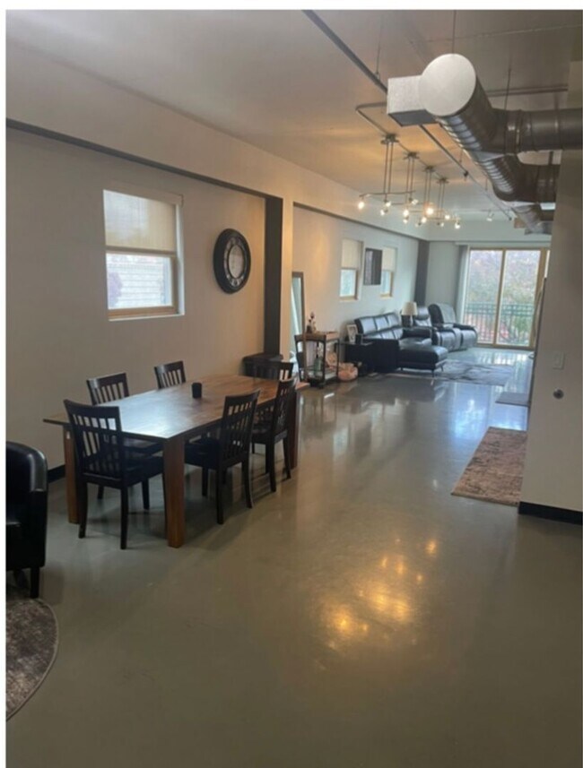 Foto del edificio - COMING SOON Beautiful 2BR , 2BA 2nd floor ...