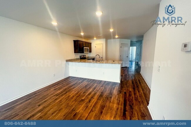 Building Photo - Amazing 3 Bedroom Townhome