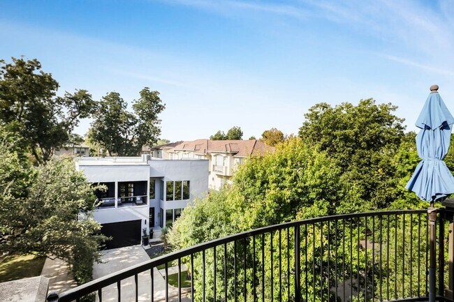 Foto del edificio - 3818 Holland Ave