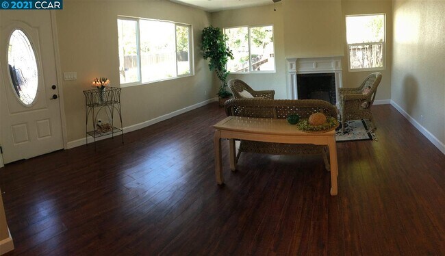 Building Photo - 1448 Rosal Ln
