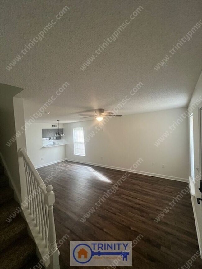 Foto del edificio - Cute TWO STORY Town Home!