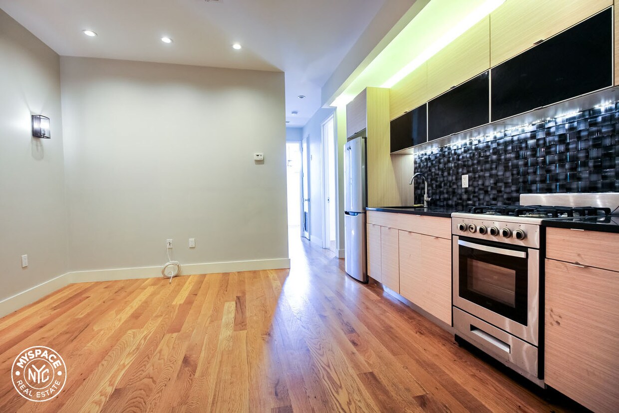 Foto principal - 462 Pulaski St