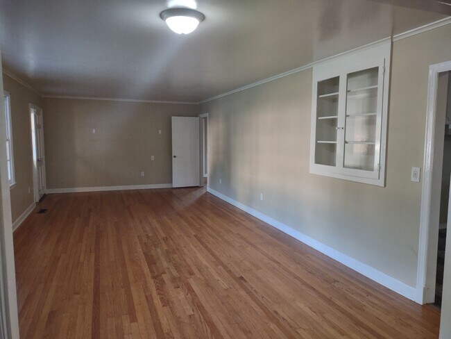 Building Photo - ****MOVE IN SPECIAL***1st MONTHS RENT IS F...