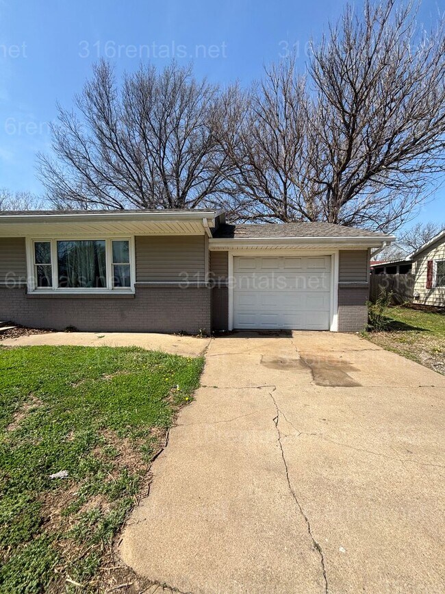 Foto del edificio - 3 bed 1 bath house available NOW!