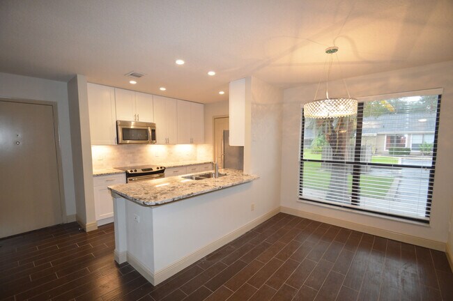 Building Photo - Remodeled One-Story Townhome EXCELLENT Loc...