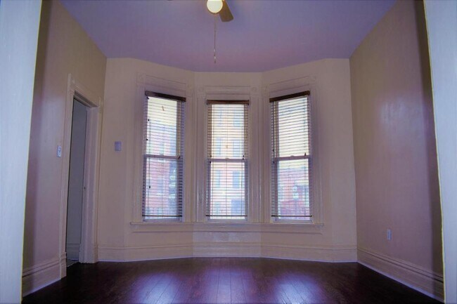 Foto del edificio - 4835 W Congress Pkwy