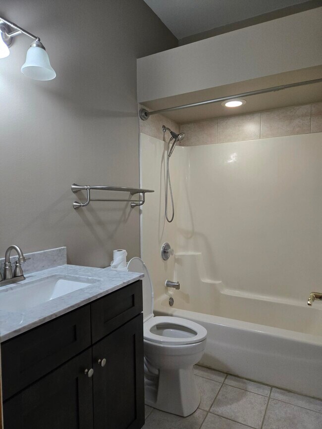 bathroom - 209 Stephen St