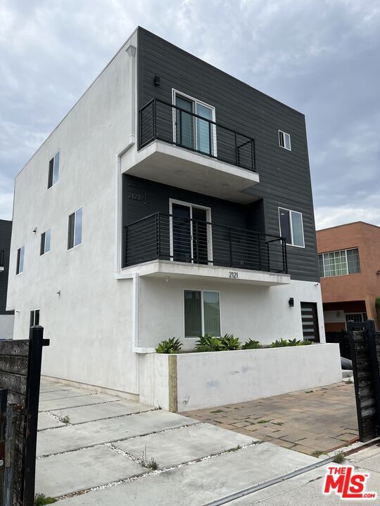 Building Photo - 2121 Burnside Ave