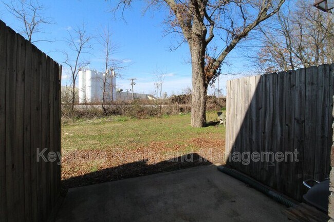 Foto del edificio - 2300 Raleigh Ct