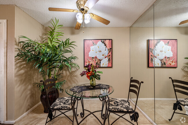 2BR, 2BA - 950SF - Dining Room - Water's Edge