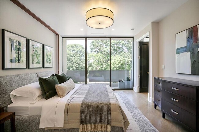 Foto del edificio - 2575 Peachtree Rd NE