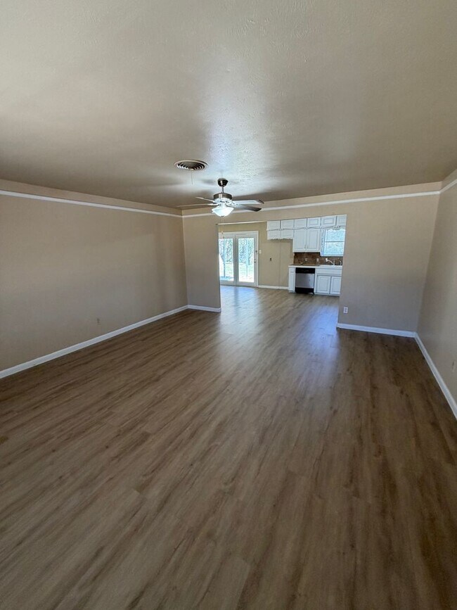 Building Photo - 4 Bed 2 Bath House in the 76133