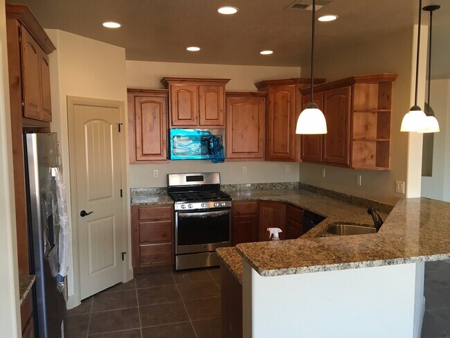 Foto del edificio - 4 bedroom home in Sky Ridge