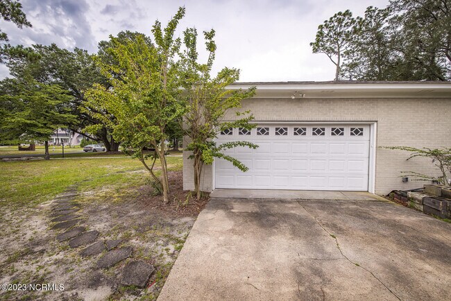 Building Photo - 9 Castlewood Dr
