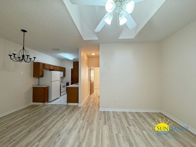 Building Photo - 2 Bed Home in FWB with New LVP Flooring & Private Backyard!