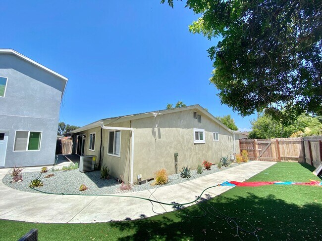 Building Photo - 6 Rooms, 3 Bathrooms with Driveway Parking!