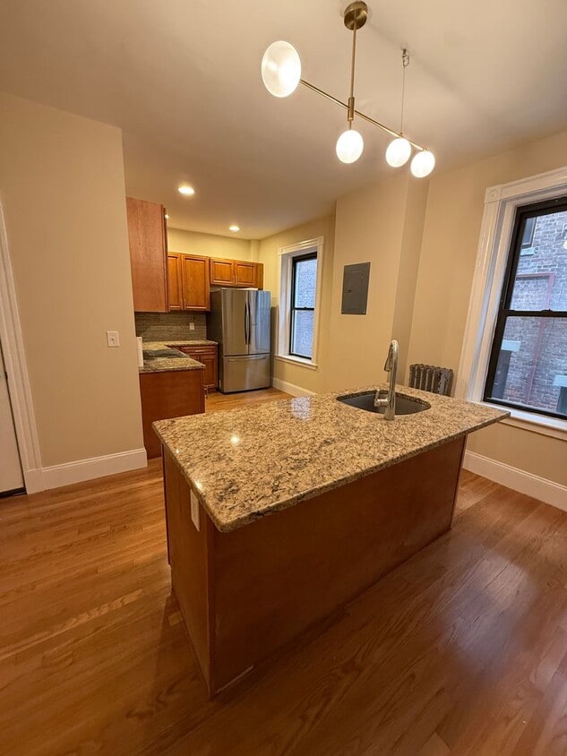 WOW! 5 BED/3 BATH DOWN THE STREET FROM B.U.!!! Laundry in-unit! - WOW!  5 BED/3 BATH DOWN THE STREET FROM B.U.!!!  Laundry in-unit!