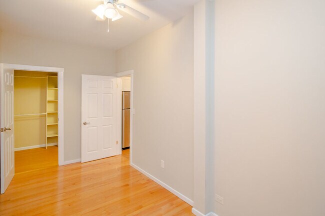 Foto del edificio - 2447 N Clybourn Ave