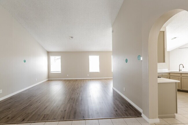 Foto del edificio - 6143 W Harrison St