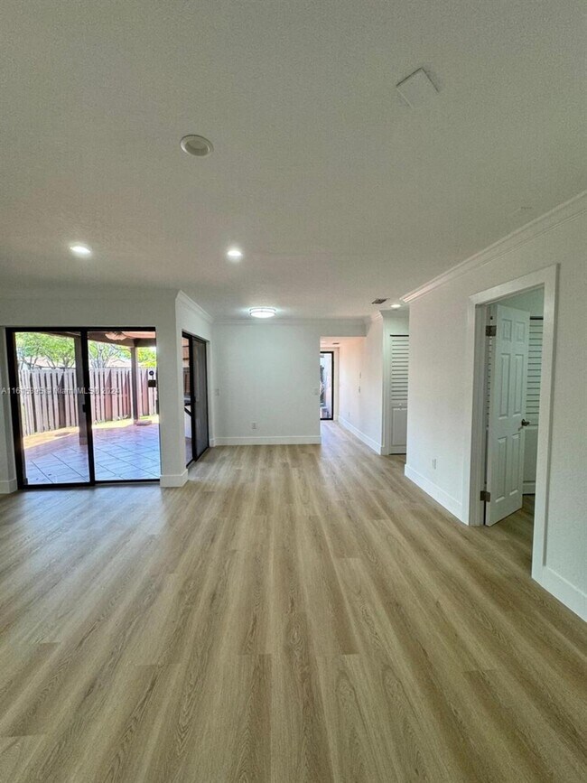 Foto del edificio - $3,000 15240 SW 45th Ter # 54-H