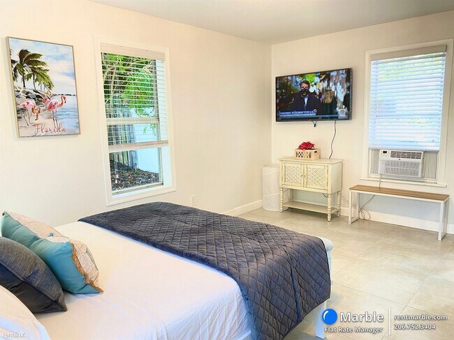 Building Photo - 1 br, 1 bath Condo - 118 NE 46th St B