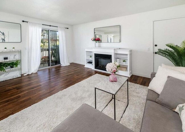 Building Photo - 155 Rosebay Dr