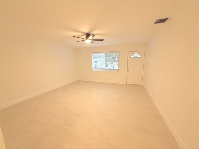 Foto del edificio - 626 Prosperity Farms Rd