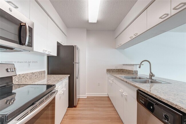 Building Photo - 1756 N Bayshore Dr