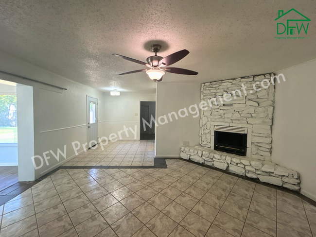 Foto del edificio - 3-Bed/2-Bath Home For Lease in Euless with...