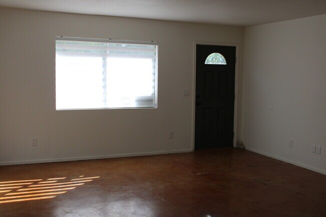 Building Photo - 636 E Waverly St