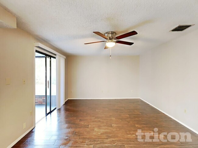Foto del edificio - 8102 Chickasaw Ln