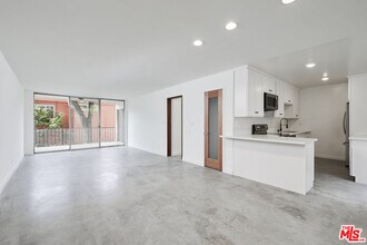 Building Photo - 305 San Vicente Blvd