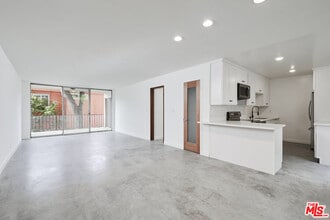 Building Photo - 305 San Vicente Blvd