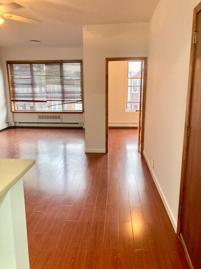 Foto del edificio - 2543 E 24th St