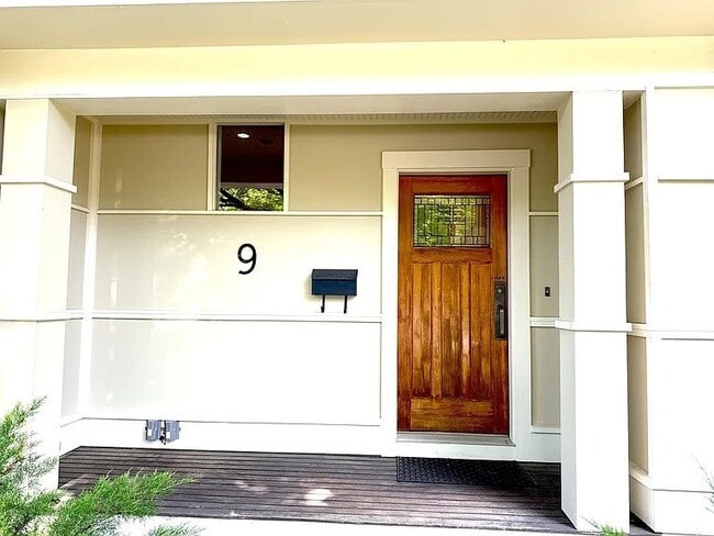 Building Photo - 9 Sunny Knoll Terrace