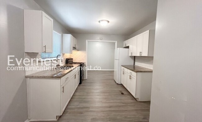 Building Photo - 3227 Hobart Dr NW