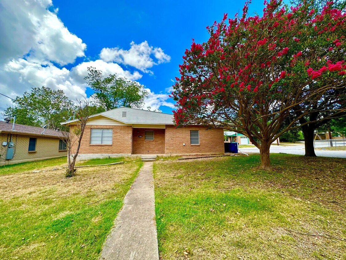 816 Lamar St, Kerrville, TX 78028 House Rental in Kerrville, TX