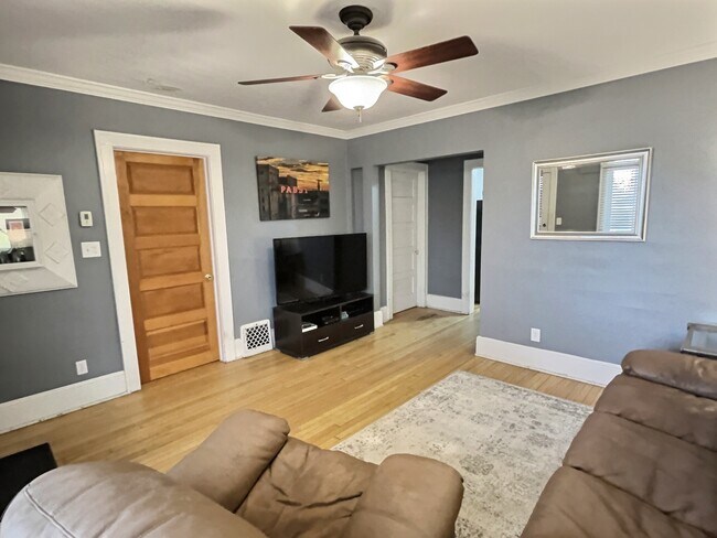 Foto del edificio - 2634 N Bartlett Ave