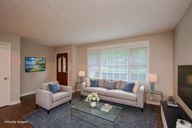Building Photo - 990 Woodbridge Dr NE